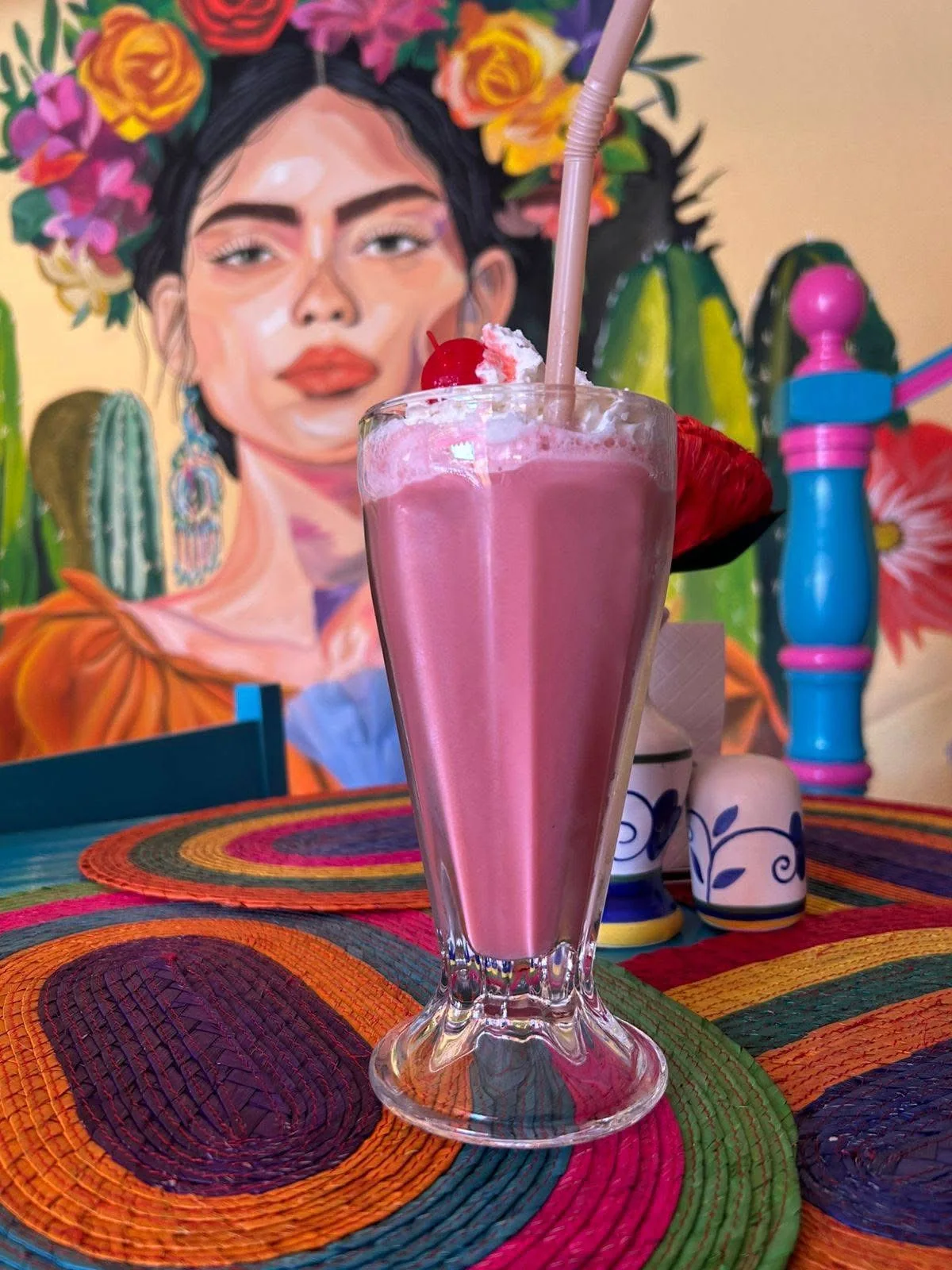 Bebida rosa en ambiente mexicano